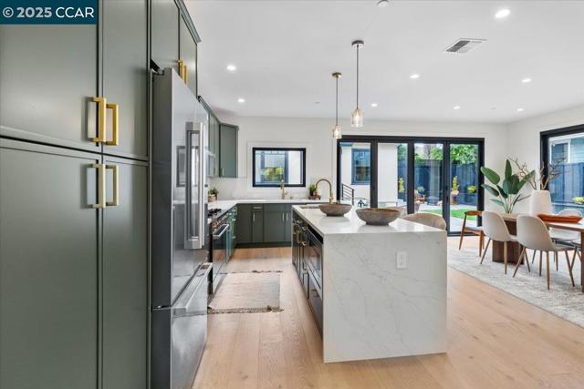1045 Kains Ave, Albany CA: https://media.crmls.org/mediaz/a3140716-5291-4cd7-9e19-c35d606c5895.jpg