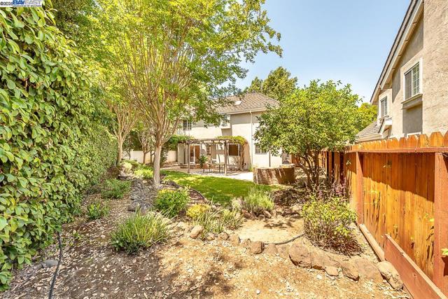34233 Perry Glen Ter, Union City CA: https://media.crmls.org/mediaz/a3144ba3-060b-4830-b804-c03a1446fb66.jpg