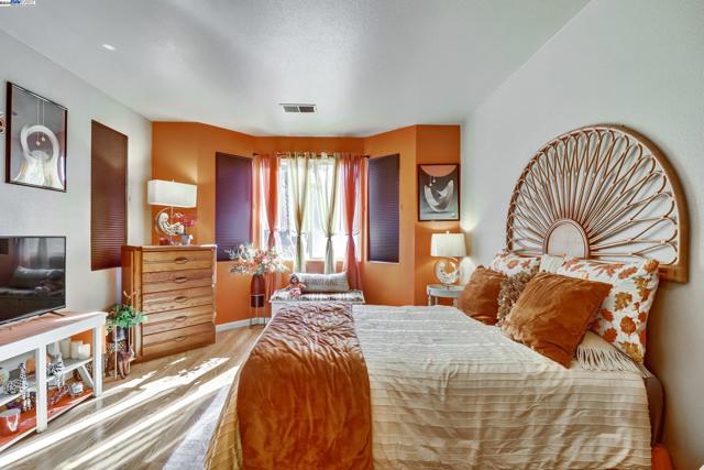337 Upton Pyne Dr, Brentwood CA: https://media.crmls.org/mediaz/a315d1c9-c12f-4a21-9bfc-5cd2081e2d9a.jpg
