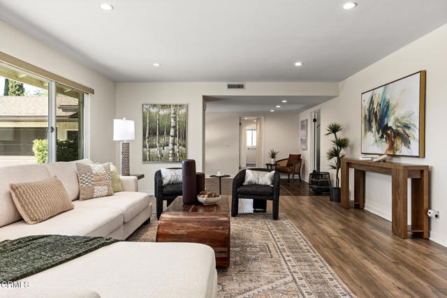 2365 Henrietta Avenue, La Crescenta CA: https://media.crmls.org/mediaz/a315f90f-cd6c-4e46-9120-3177e09d8a2a.jpg