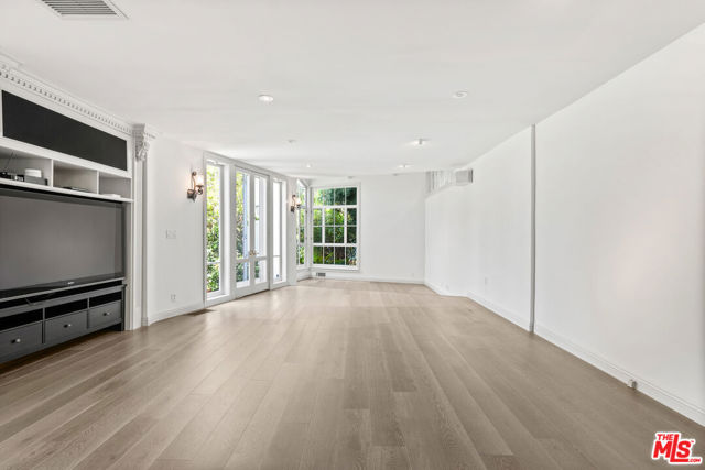 512 N Canon Drive, Beverly Hills CA: https://media.crmls.org/mediaz/a316c3d8-cdf0-4554-bdd7-8b0be5ce1a94.jpg