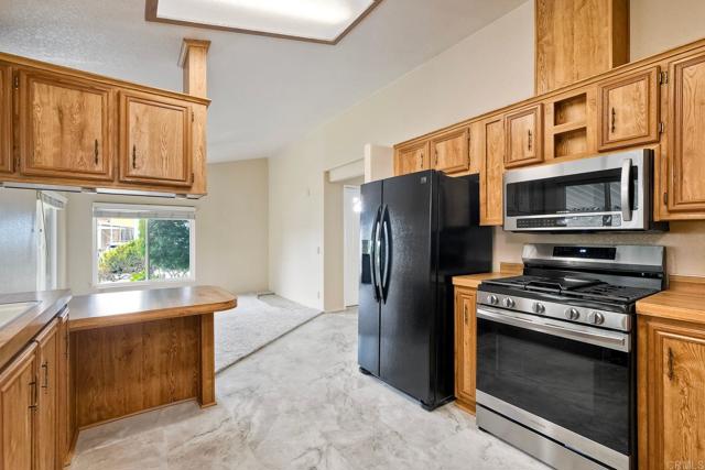 6496 Friendly Place, Carlsbad CA: https://media.crmls.org/mediaz/a3176b98-b050-4db2-83e2-cb02205a79b8.jpg
