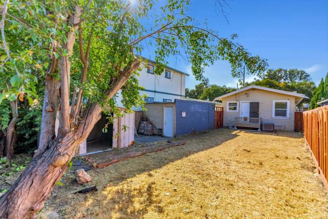 2452 Humboldt Avenue, Oakland CA: https://media.crmls.org/mediaz/a3189dca-96ee-490e-8493-0bf2a3a539e4.jpg