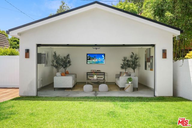 4153 Vantage Avenue, Studio City CA: https://media.crmls.org/mediaz/a3193d8d-f2ec-4263-bafb-b985fa4f7945.jpg
