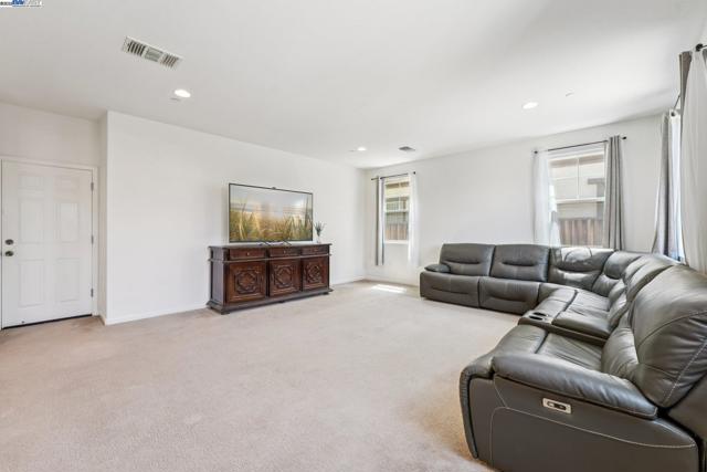 4778 Hawkins St, Antioch CA: https://media.crmls.org/mediaz/a319b76a-07ca-49fa-9cad-5735ff38417b.jpg