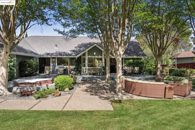 1037 Silverhill Dr, Lafayette CA: https://media.crmls.org/mediaz/a31a2539-52b0-4e57-900e-32776a36036f.jpg