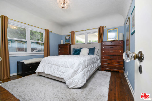 10344 Woodbridge Street, Toluca Lake CA: https://media.crmls.org/mediaz/a31a6723-16f9-4b12-b5fb-39a7ced212ba.jpg