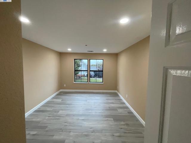 706 Widgeon St, Foster City CA: https://media.crmls.org/mediaz/a31ba210-8806-4004-92e9-23a54b7bd2a4.jpg