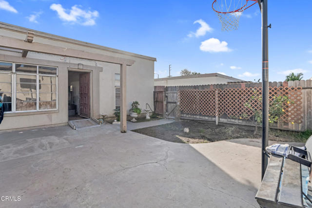 2941 W Hemlock Street, Oxnard CA: https://media.crmls.org/mediaz/a31d467f-6dc0-4413-ad33-e2bc73378502.jpg