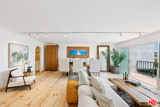29672 Zuma Bay Way, Malibu CA: https://media.crmls.org/mediaz/a31d4d8e-43f7-454e-b270-e1b9602dc86a.jpg