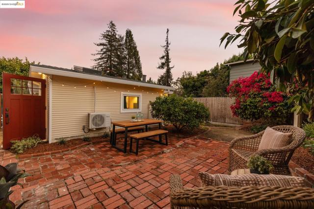 2941 Madeline St, Oakland CA: https://media.crmls.org/mediaz/a31d6832-3cbb-442a-85d3-5ec4a883df90.jpg