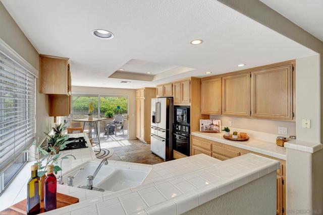 11515 Corte Playa Las Brisas, San Diego CA: https://media.crmls.org/mediaz/a31d7131-18c7-40b9-9663-e52103197834.jpg