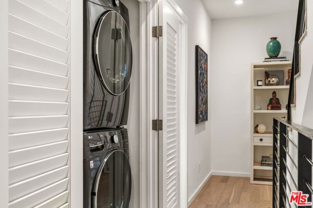 3724 1/2 Vinton Avenue, Los Angeles CA: https://media.crmls.org/mediaz/a31d9adc-5347-4f1f-be2b-ce6d1f54ff2a.jpg