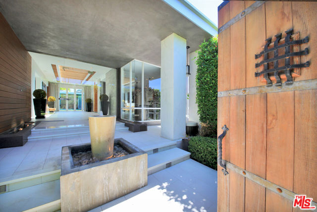 3054 Elvido Drive, Los Angeles CA: https://media.crmls.org/mediaz/a31dd4a5-9ec2-40e6-a63b-8140f775109c.jpg