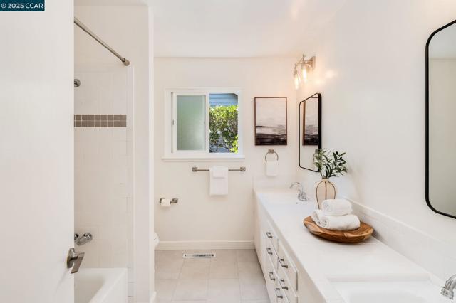 3402 Goyak Dr, Lafayette CA: https://media.crmls.org/mediaz/a31e9d25-a708-4c68-b764-a320afd78357.jpg
