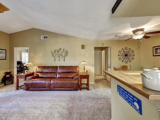 Detail Gallery Image 5 of 31 For 1091 Shadowridge Dr #114,  Vista,  CA 92081 - 2 Beds | 1 Baths