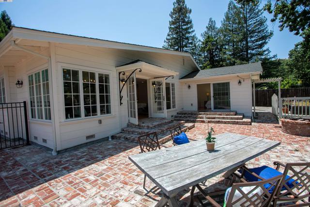 3252 Woodview Dr, Lafayette CA: https://media.crmls.org/mediaz/a31f9457-bb05-4353-ba0a-0e3d2d4465a1.jpg