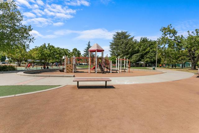 114 Hackamore Ln, Fremont CA: https://media.crmls.org/mediaz/a31fd027-e38f-4201-83b5-cf246990601b.jpg