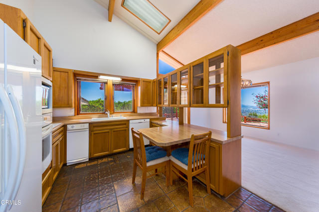 6860 Worth Way, Camarillo CA: https://media.crmls.org/mediaz/a320021e-cb2b-490c-9d6c-96041509088a.jpg