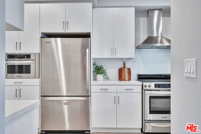 7100 Playa Vista Drive, Playa Vista CA: https://media.crmls.org/mediaz/a3225bae-e462-4376-a30e-091abf0e0b2c.jpg