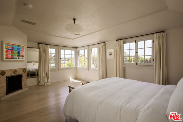 239 W Channel Road, Santa Monica CA: https://media.crmls.org/mediaz/a32269c0-1b56-4429-8fd1-075ef95abd21.jpg