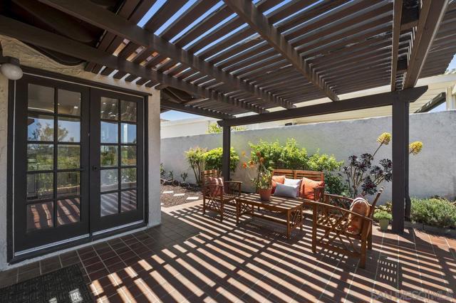 17676 Corte Sobrado, San Diego CA: https://media.crmls.org/mediaz/a323a8cd-fc41-427a-9b9a-0dca3ff29fd6.jpg