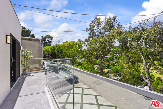 8960 Crescent Drive, Los Angeles CA: https://media.crmls.org/mediaz/a32528bd-a229-4b89-be26-787c5f1fef6f.jpg