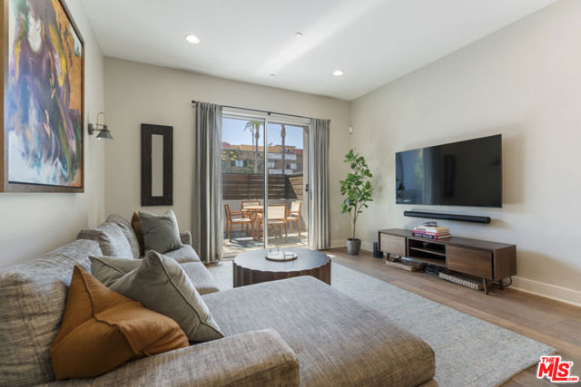 13337 Beach Avenue, Marina del Rey CA: https://media.crmls.org/mediaz/a325bf97-9805-4648-8121-6ea20b39356d.jpg