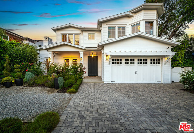 4402 Ledge Avenue, Toluca Lake CA: https://media.crmls.org/mediaz/a325fe10-8dcf-4100-930a-c7f814543776.jpg