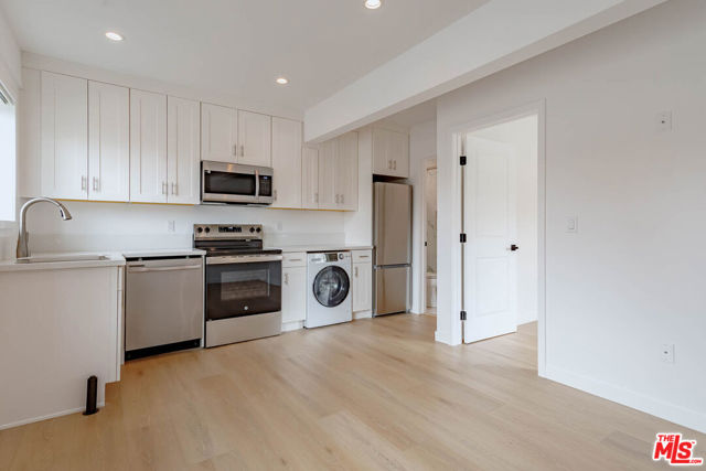 321 Lincoln Avenue, Glendale CA: https://media.crmls.org/mediaz/a326cdfd-903c-49c9-ac37-34f5e69add8f.jpg