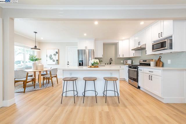 963 Douglas Dr, San Leandro CA: https://media.crmls.org/mediaz/a3270c8e-e1e5-49fb-b3dd-86c5734101e2.jpg