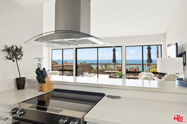 11813 Ellice Street, Malibu CA: https://media.crmls.org/mediaz/a3271083-636d-4d4e-87c5-b2dc3ad2350e.jpg