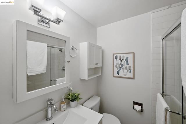 6141 Broadway Ter, Oakland CA: https://media.crmls.org/mediaz/a3277857-565a-4e63-a53b-201418db3ec3.jpg