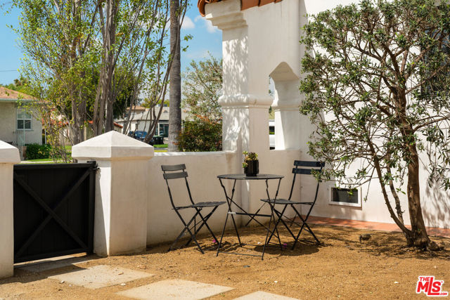 3928 S Bronson Avenue, Los Angeles CA: https://media.crmls.org/mediaz/a327a67f-70f6-44d7-b5f1-4bae656109c2.jpg