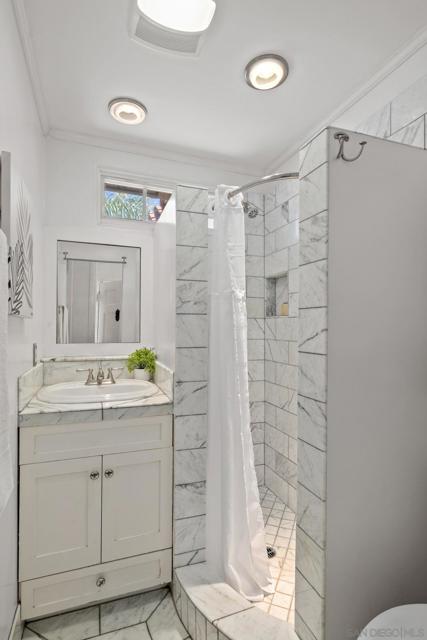 412 G Avenue, Coronado CA: https://media.crmls.org/mediaz/a328427c-b5af-4a1a-9533-8e36563f4c36.jpg