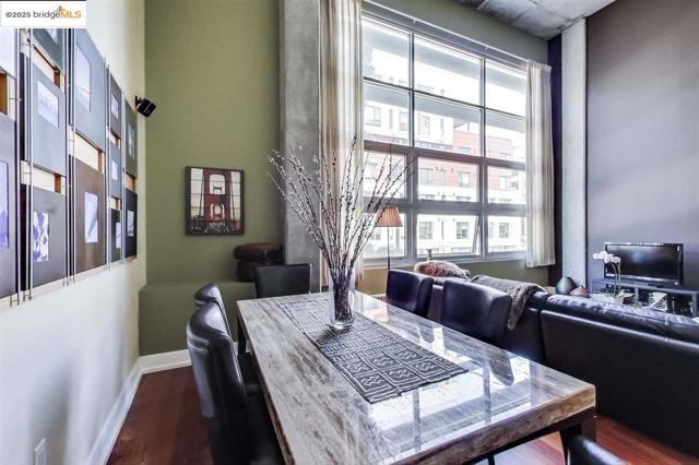 311 Oak St, Oakland CA: https://media.crmls.org/mediaz/a328cb96-84c5-4dd7-8a34-6a22a02f402b.jpg