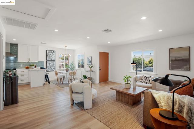 278 Cairo Rd, Oakland CA: https://media.crmls.org/mediaz/a328f14d-11bf-4e7a-9c17-6a9b8a156b8e.jpg