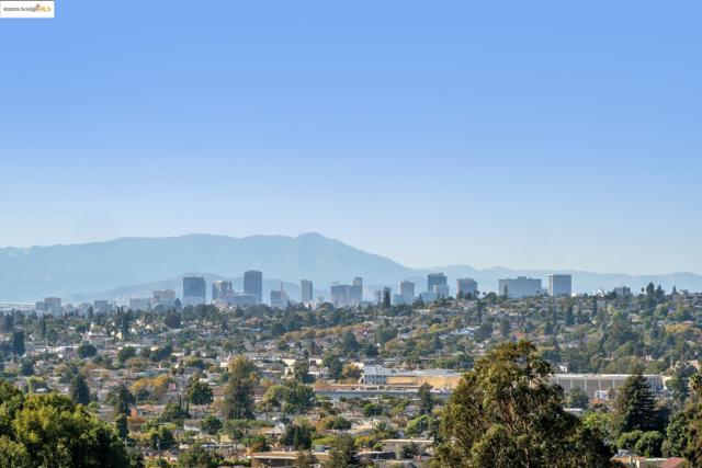 9090 Castlewood St, Oakland CA: https://media.crmls.org/mediaz/a329c2b2-fefa-45ae-b71d-83aea4001309.jpg