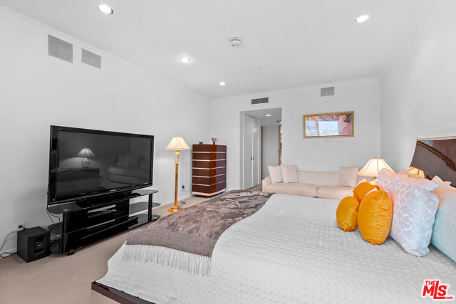 10490 Wilshire Boulevard, Los Angeles CA: https://media.crmls.org/mediaz/a32b4dba-90bc-4d32-9f8c-ecb5cc392d02.jpg