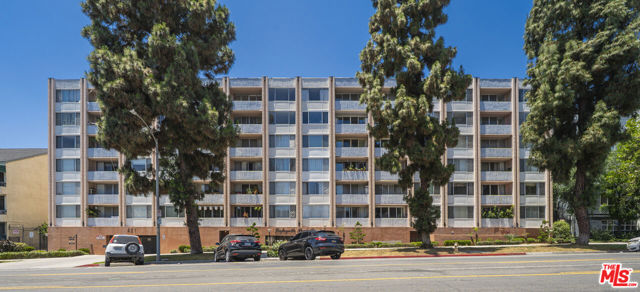 421 S La Fayette Park Place, Los Angeles CA: https://media.crmls.org/mediaz/a32c4204-dec4-49dc-b8aa-c1f415944290.jpg