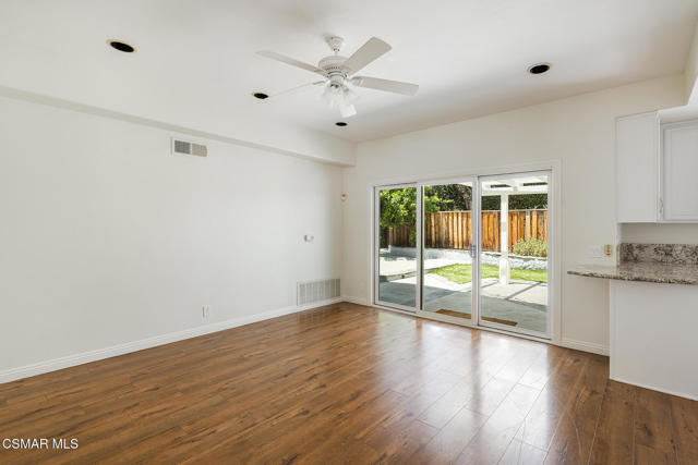 525 Myrtle Court, Oak Park CA: https://media.crmls.org/mediaz/a32c98e3-0e52-4848-8303-2b0a67ab5a6e.jpg