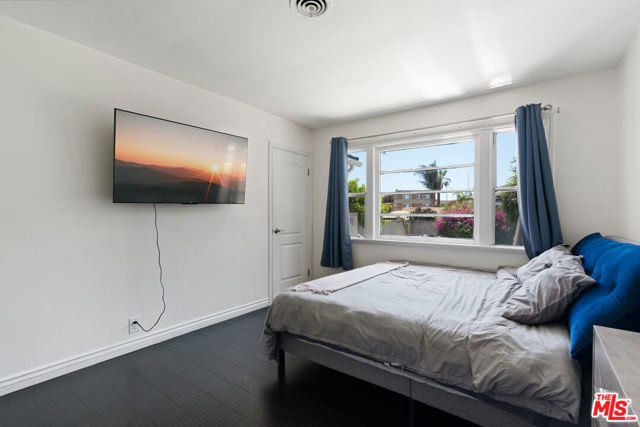328 E Plymouth Street, Inglewood CA: https://media.crmls.org/mediaz/a32d4216-0f75-40ac-9034-cafb252d01dd.jpg