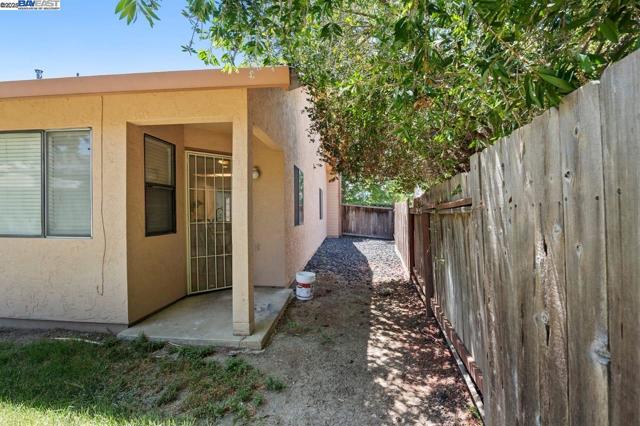 5917 Pine Vista Way, Elk Grove CA: https://media.crmls.org/mediaz/a32e99b1-6269-4158-9dfd-6d61a0186ffe.jpg