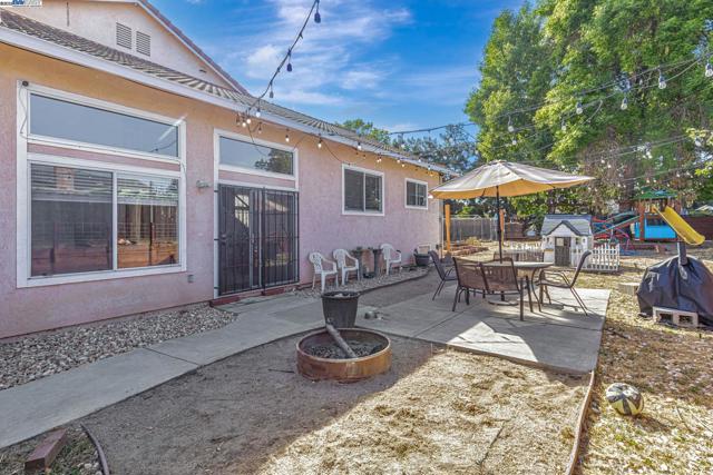 639 Eaker Ct, Antioch CA: https://media.crmls.org/mediaz/a32f9170-28fb-4743-b5f7-a5e3c9866ad4.jpg
