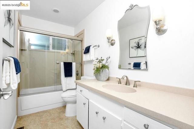 789 E Angela St, Pleasanton CA: https://media.crmls.org/mediaz/a32fa97c-434e-4394-b24c-027cc474bc24.jpg