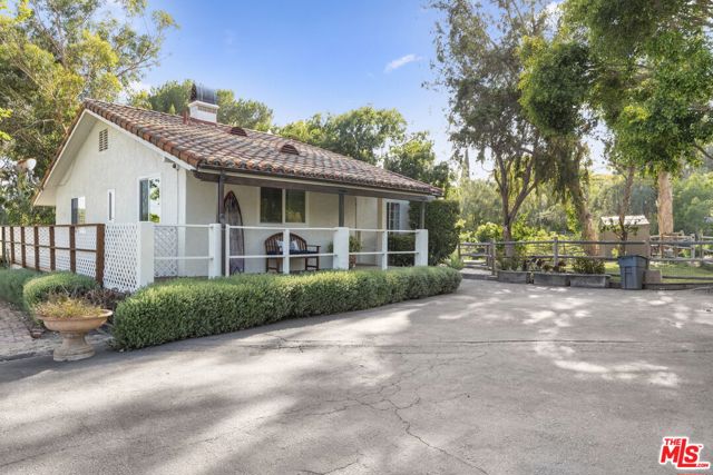 27355 Pacific Coast Highway, Malibu CA: https://media.crmls.org/mediaz/a330a0d5-984f-4b0c-beae-416063a19cb0.jpg