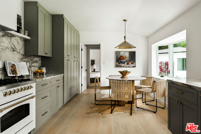 8819 Evanview Drive, Los Angeles CA: https://media.crmls.org/mediaz/a330b192-e72e-4c04-b721-89f3a9d7736b.jpg