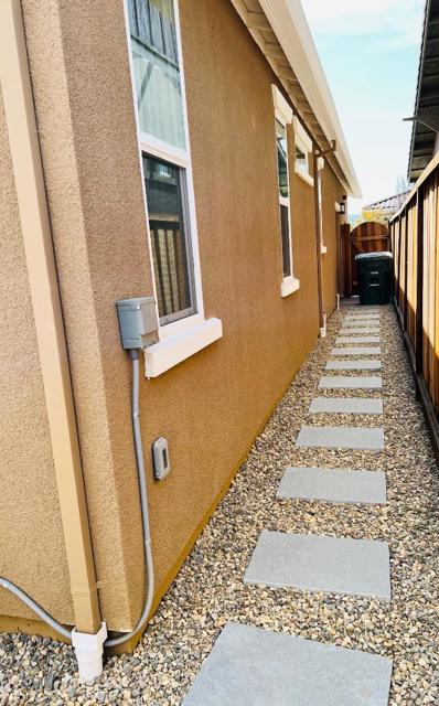 2051 White Oak Drive, Hollister CA: https://media.crmls.org/mediaz/a33193f8-6b99-4b32-b957-20e2e888062f.jpg