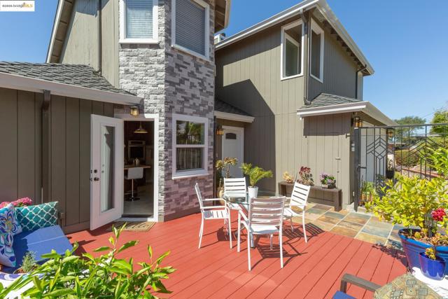 10353 Royal Oak Rd, Oakland CA: https://media.crmls.org/mediaz/a331f107-7e39-4a45-b685-bf1129c8fe93.jpg
