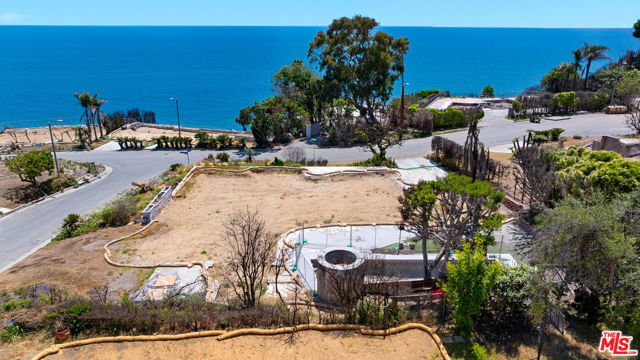 20521 Roca Chica Drive, Malibu CA: https://media.crmls.org/mediaz/a332b1e6-afbc-4198-94b2-0a32a2beb271.jpg